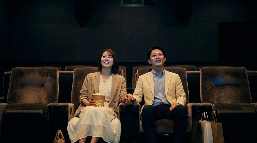 40代デート服:映画館デートでの服装の例の画像